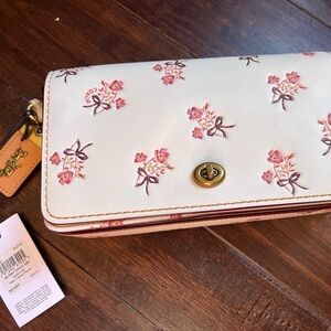 NWT Coach 1941 Dinky Bag,with Floral Bow Print.
Limited Edition Collection